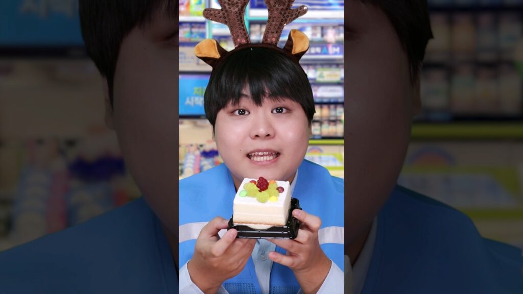 [Video] How to Make a Korean Convenience Store Christmas Cake Hack